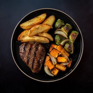 Lomo con romero, papas cuñas y verduras al horno