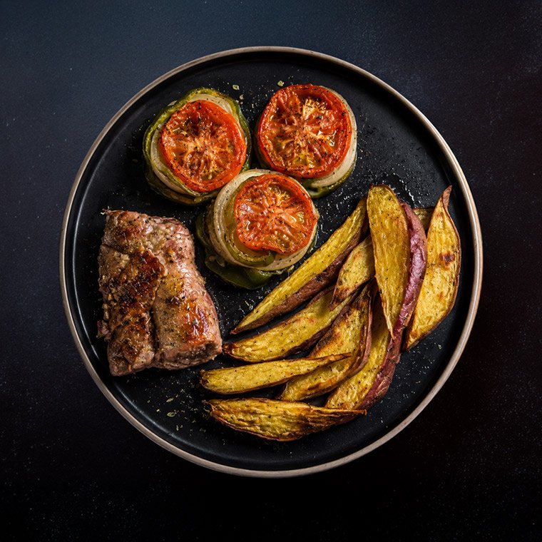 Solomillo con cuñas de batata y mil hojas de verdura