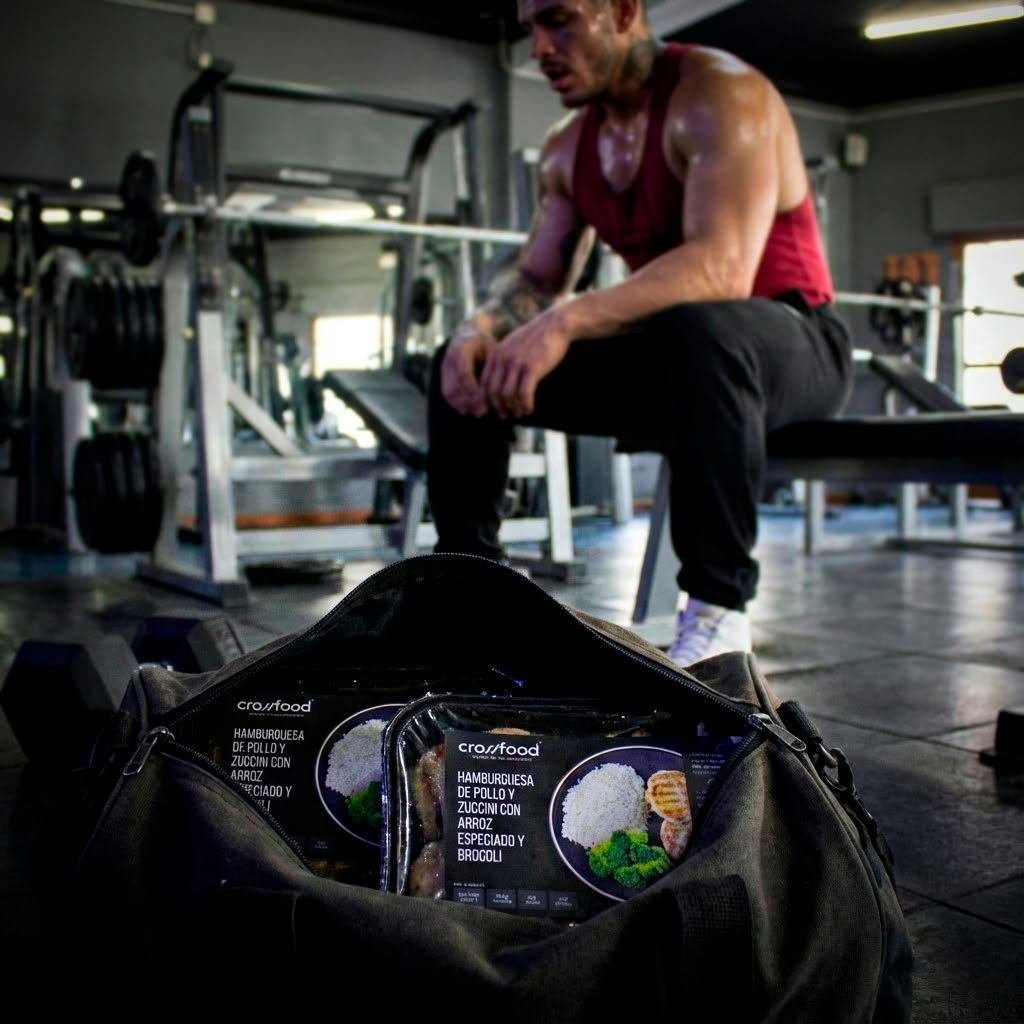 Atleta con viandas Crossfood en el gimnasio